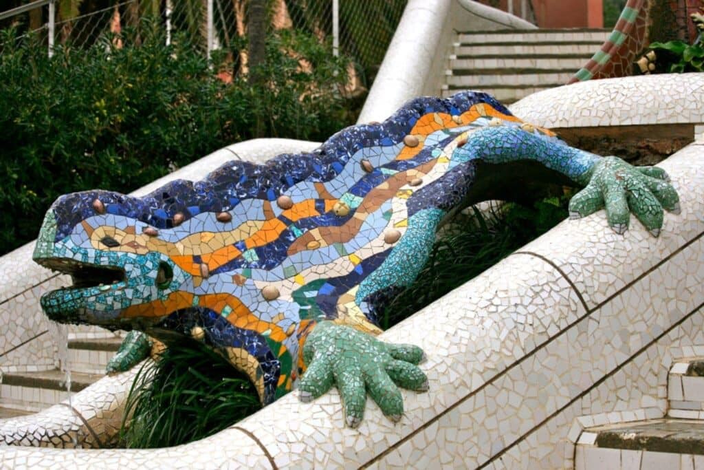 Dragón de trencadís en Park Güell, una de las obras más reconocidas de Barcelona y símbolo del modernismo catalán de Gaudí.