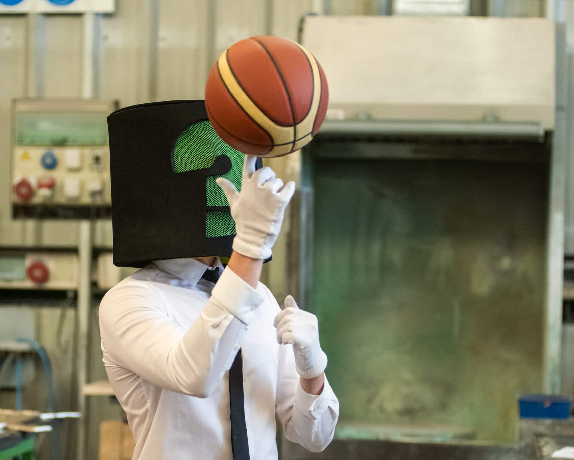 Mr. Mystery girando una pelota de baloncesto en su dedo, mostrando su carisma en Capa Esculturas