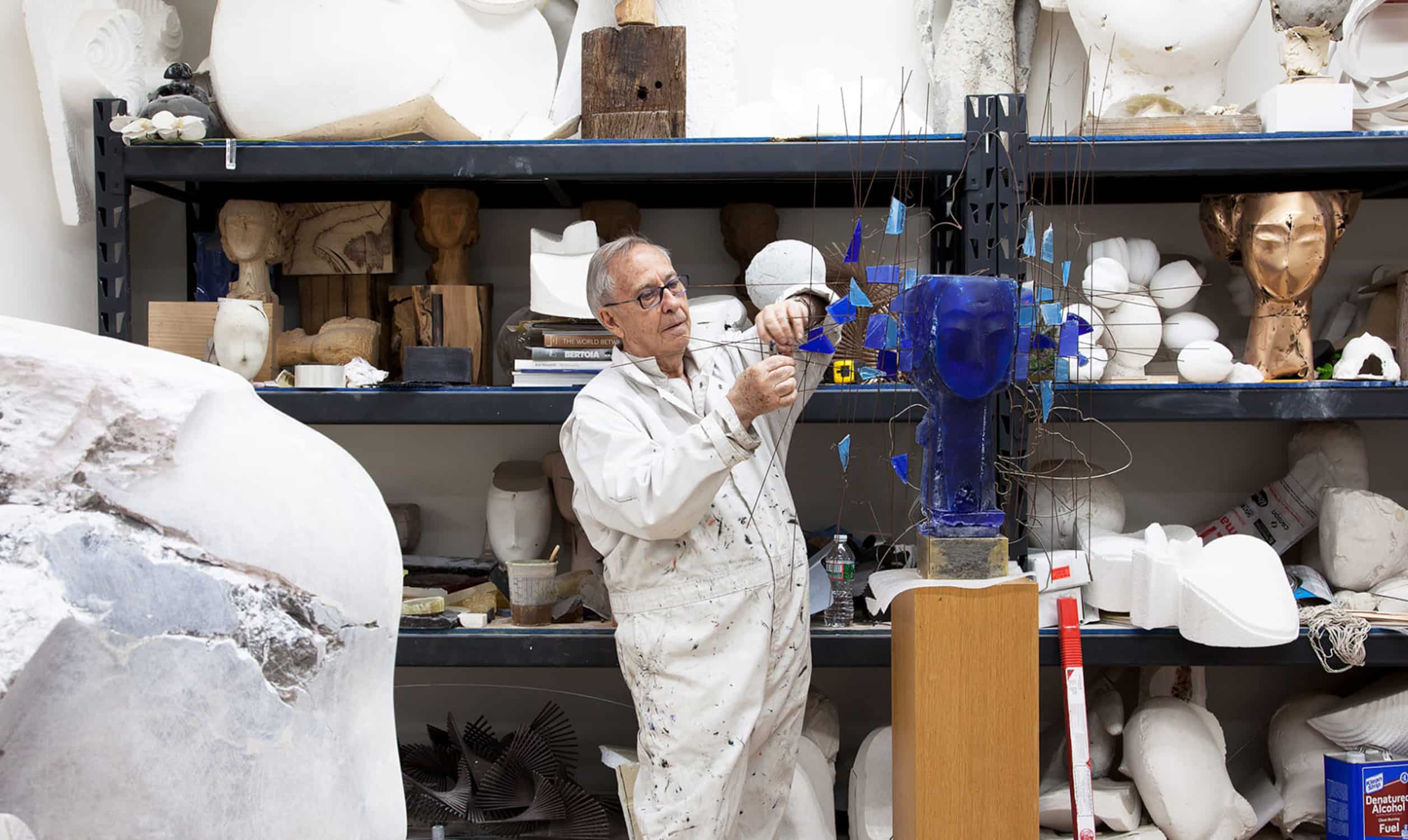 Manolo Valdés trabajando en su estudio durante el proceso escultórico de una obra de arte contemporáneo
