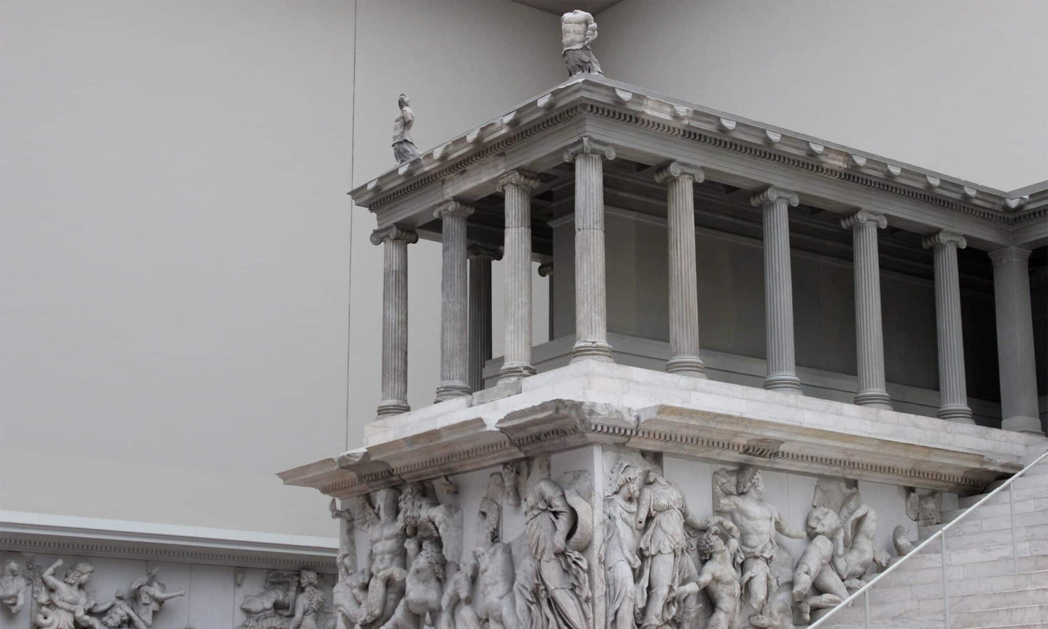 Altar de Pérgamo con friso escultórico en alto relieve, ejemplo histórico de relieve artístico y volumen en escultura clásica.