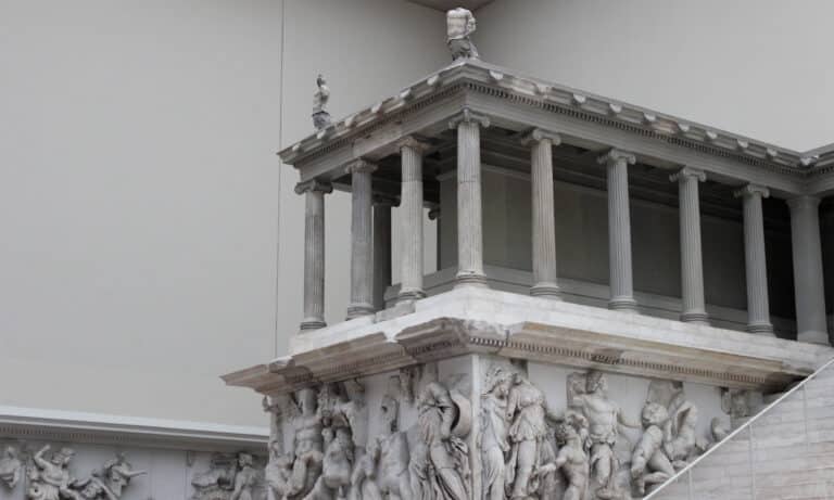 Altar de Pérgamo con friso escultórico en alto relieve, ejemplo histórico de relieve artístico y volumen en escultura clásica.