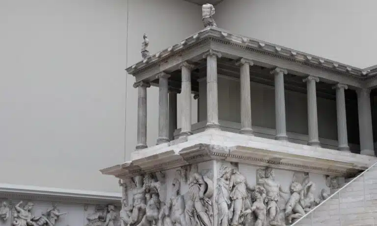 Altar de Pérgamo con friso escultórico en alto relieve, ejemplo histórico de relieve artístico y volumen en escultura clásica.