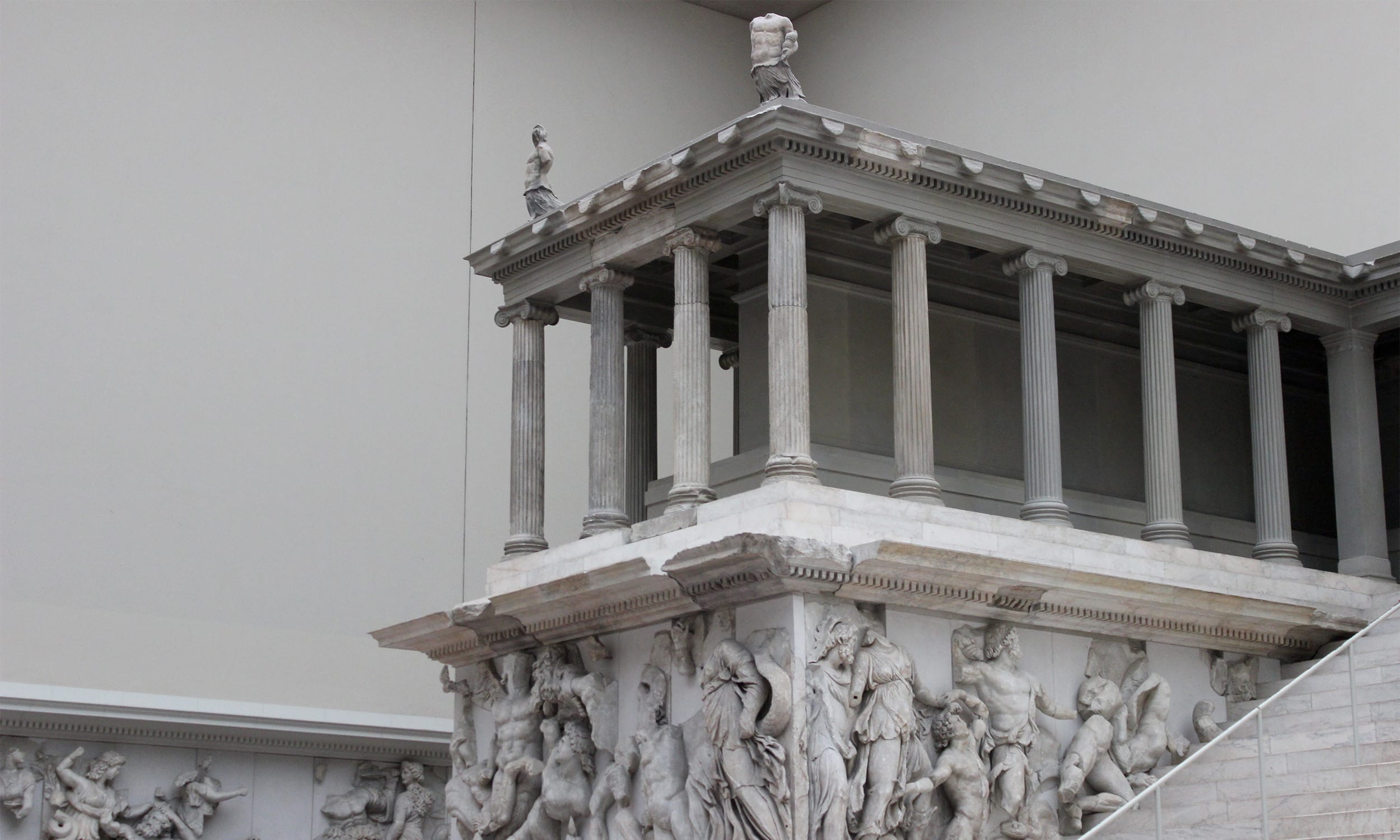 Altar de Pérgamo con friso escultórico en alto relieve, ejemplo histórico de relieve artístico y volumen en escultura clásica.