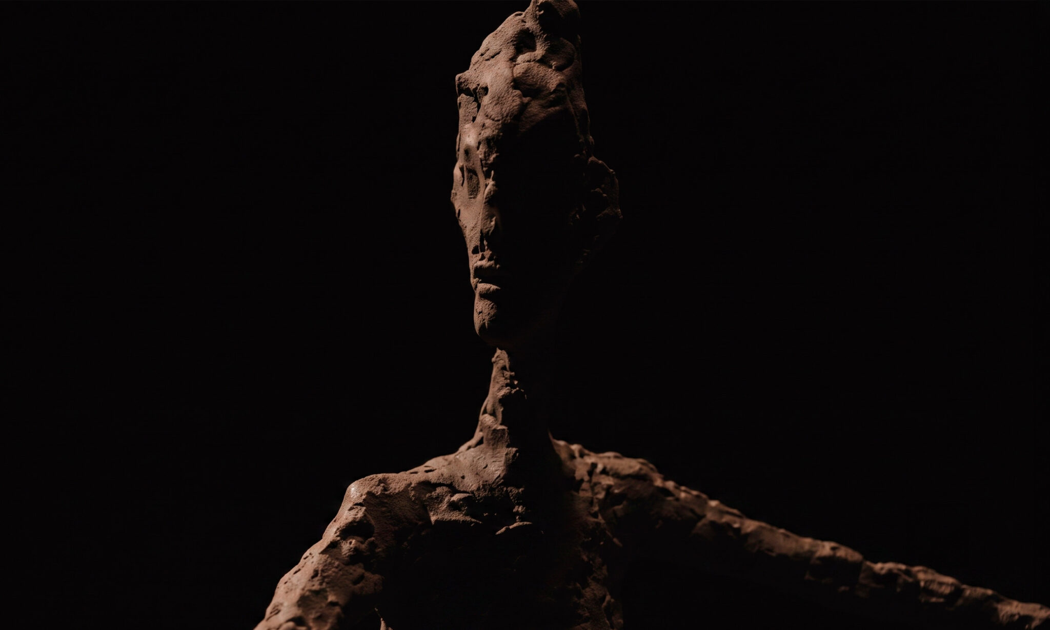 Primer plano entre sombras de L’Homme au doigt, la escultura más cara del mundo