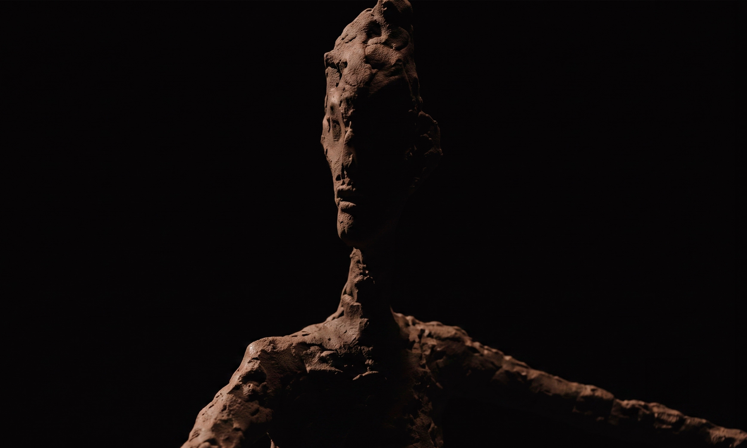 Primer plano entre sombras de L’Homme au doigt, la escultura más cara del mundo