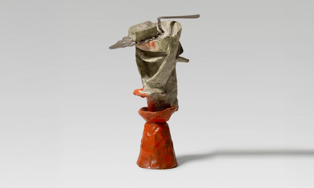 Escultura Vaso de absenta de Picasso, en bronce policromado con cucharilla real, muestra clave del collage tridimensional y del arte escultórico del siglo XX.