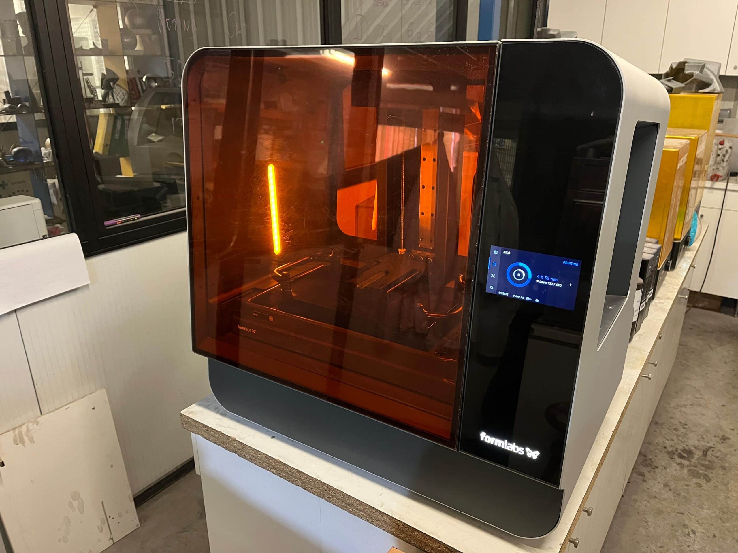 Formlabs Form 3L 3D printer installed in the Capa Esculturas workshop, ready to print high precision models.