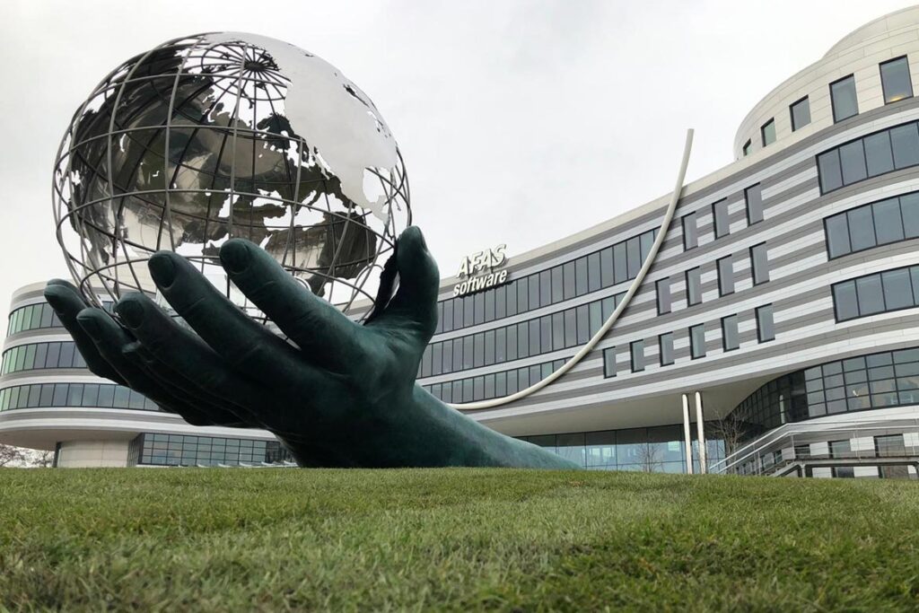 Escultura de You are the world ya instalkda y acabada