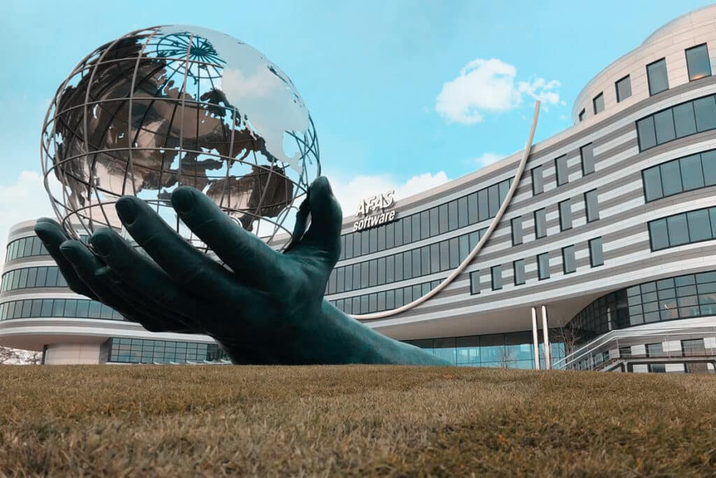 Escultura de You are the World ya instalada y acabada