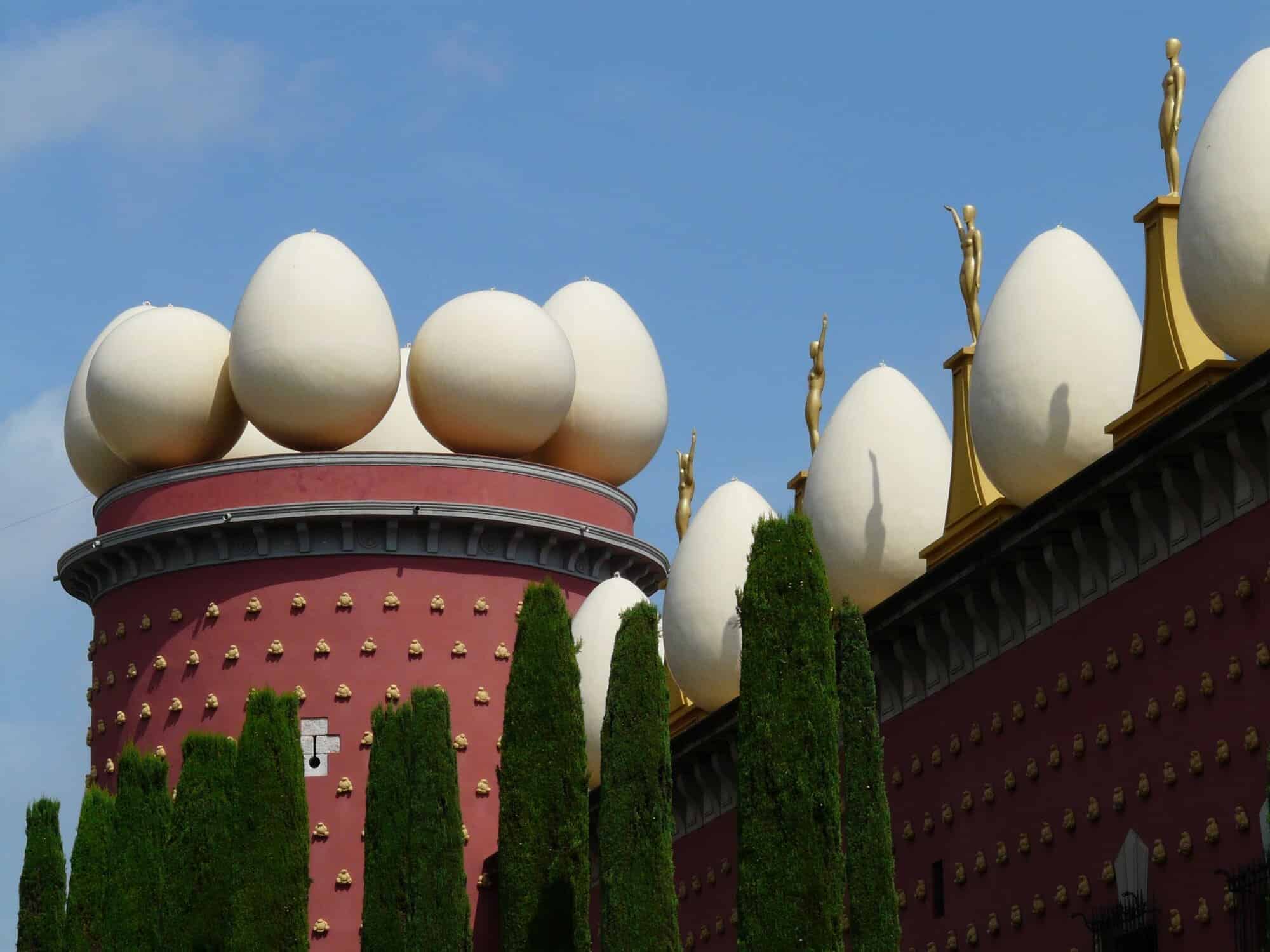Teatro-Museo Dalí en Figueres con esculturas de Salvador Dalí, referente del arte surrealista en escultura y esculturas de bronce del movimiento surrealista