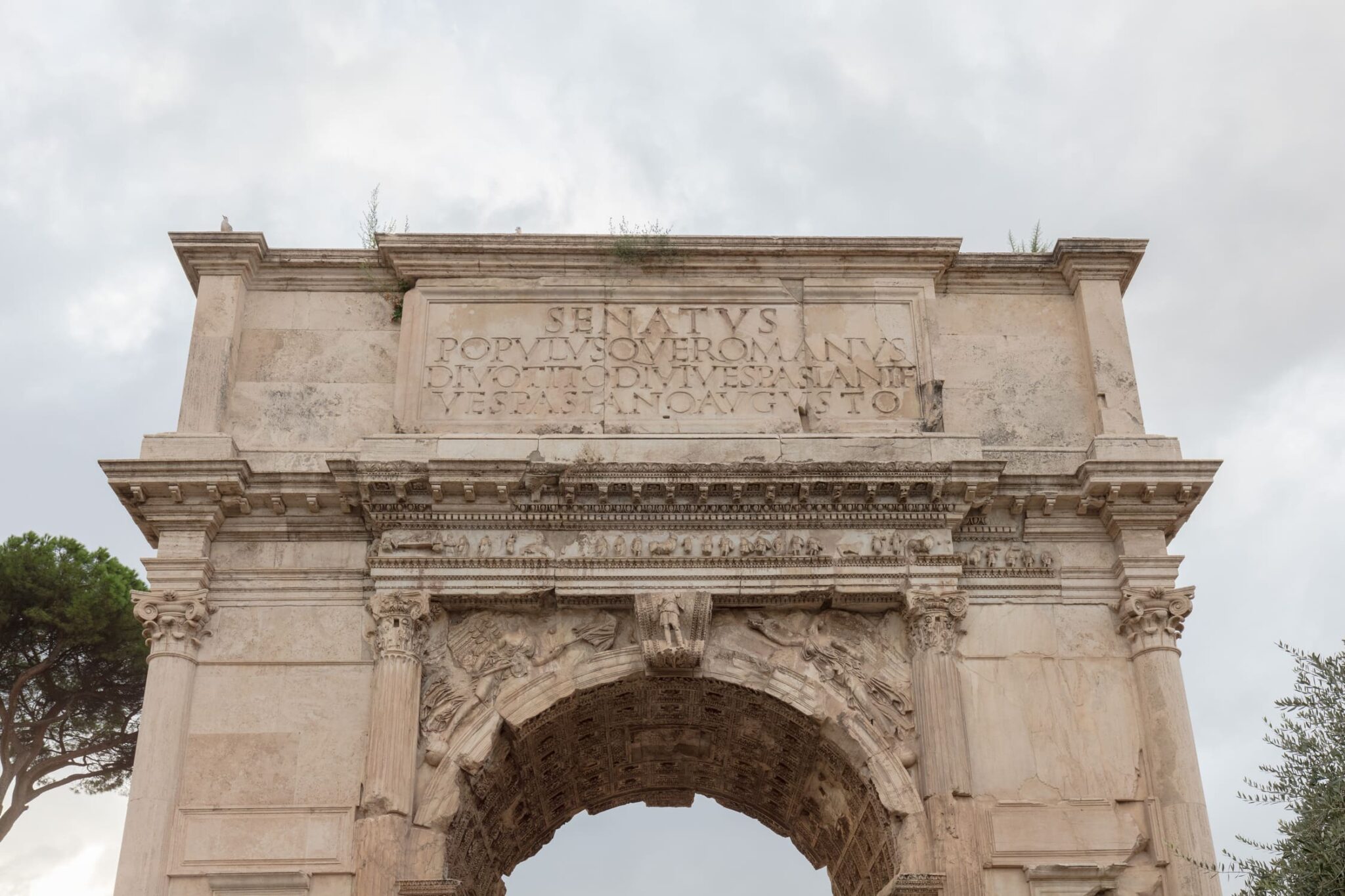 Relieves históricos en el Arco de Tito, escultura romana con escenas de victoria en el Foro de Roma.