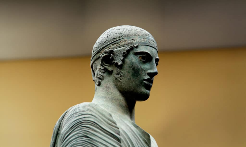 Detalle del Auriga de Delfos, una escultura de bronce griesga antigua que muestra el valor del bronce en la historia de la escultura.