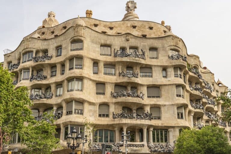 Fachada ondulante de La Pedrera, obra de Gaudí en Barcelona y ejemplo de arquitectura escultórica del modernismo catalán.