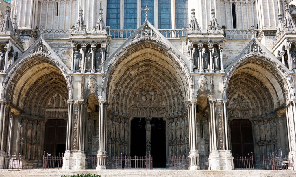 Portadas de la Catedral de Chartres con relieves góticos que representan escenas bíblicas en piedra.