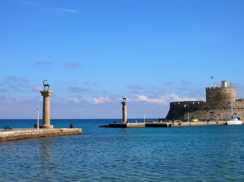 Columnas con ciervos en el puerto de Mandraki, Rodas, lugar donde se encontraba el Coloso de Rodas, Siete Maravillas del Mundo Antiguo.