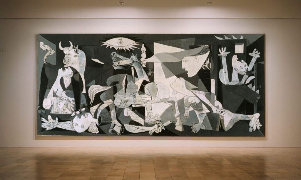 Fotografía del Guernica de Pablo Picasso en el Museo Nacional Centro de Arte Reina Sofía, icónica obra del arte moderno y símbolo contra la guerra.
