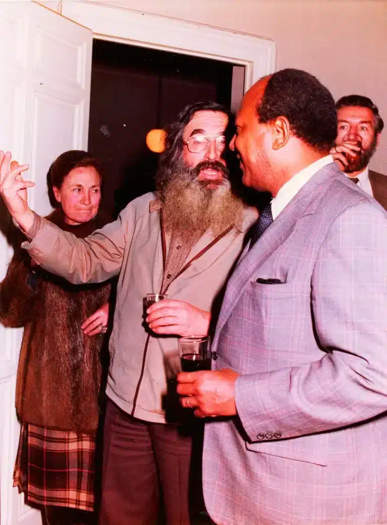 Eduardo Capa junto al embajador de EEUU, 1981