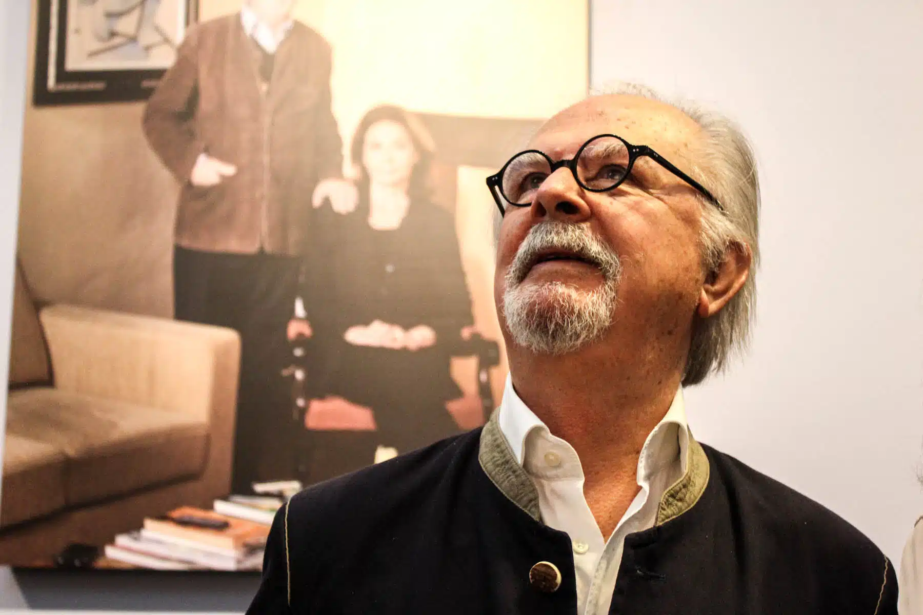 Fotografía del artista Fernando Botero, famoso por sus esculturas y pinturas de figuras volumétricas.