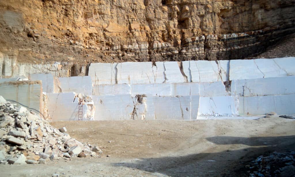 Cantera de mármol de Macael utilizada para extraer el material del monumento a la Constitución de 1978 en Madrid.