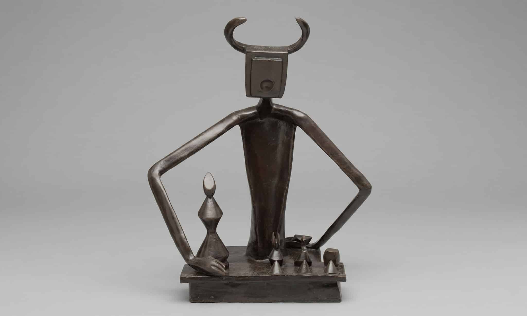 El rey jugando con la reina de Max Ernst, escultura surrealista con figuras totémicas, arte simbólico y formas primitivas en bronce.
