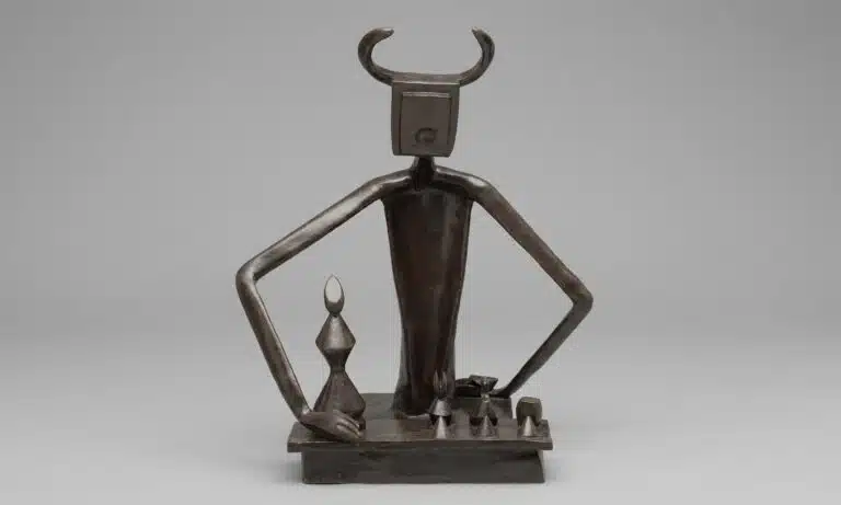 El rey jugando con la reina de Max Ernst, escultura surrealista con figuras totémicas, arte simbólico y formas primitivas en bronce.