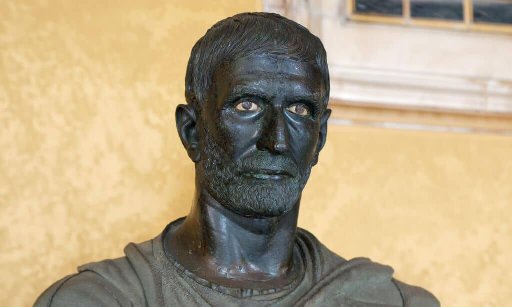 Bruto Capitolino, busto romano de bronce antiguo que muestra la importancia de la escultura en bronce en la Roma clásica