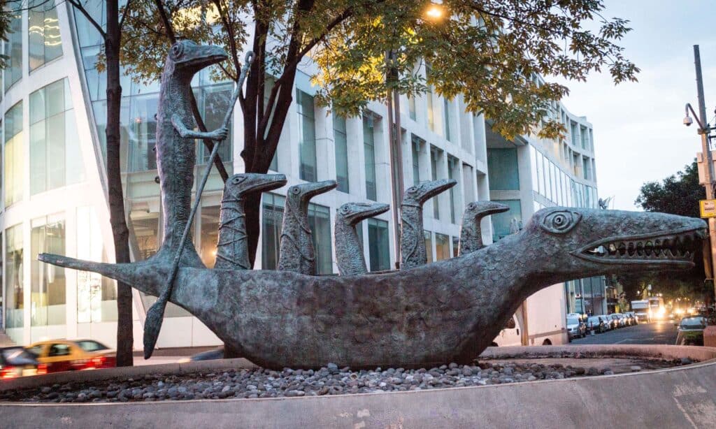 Escultura Cocodrilo de Leonora Carrington, obra surrealista en bronce con figuras híbridas inspiradas en su universo fantástico