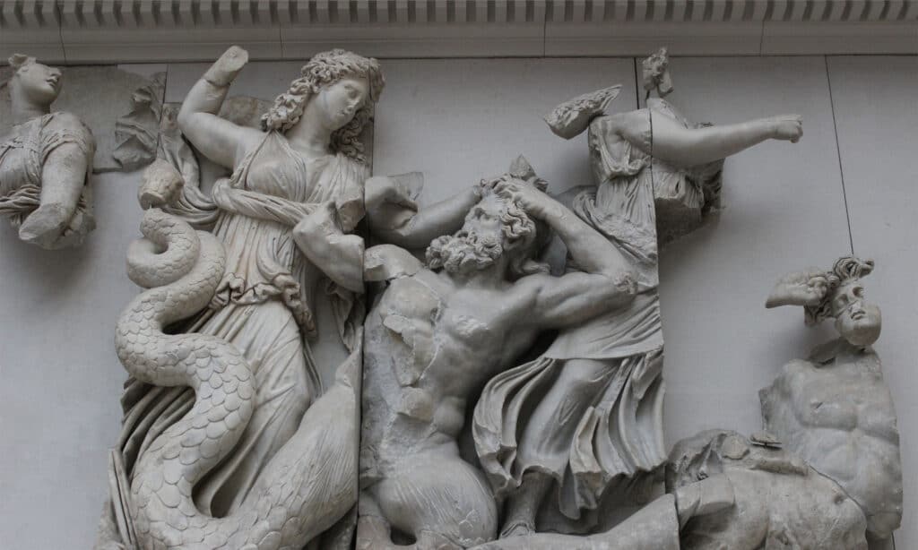 Detalle del Altar de Pérgamo en alto relieve con figuras mitológicas, volumen escultórico y composición dinámica en mármol.