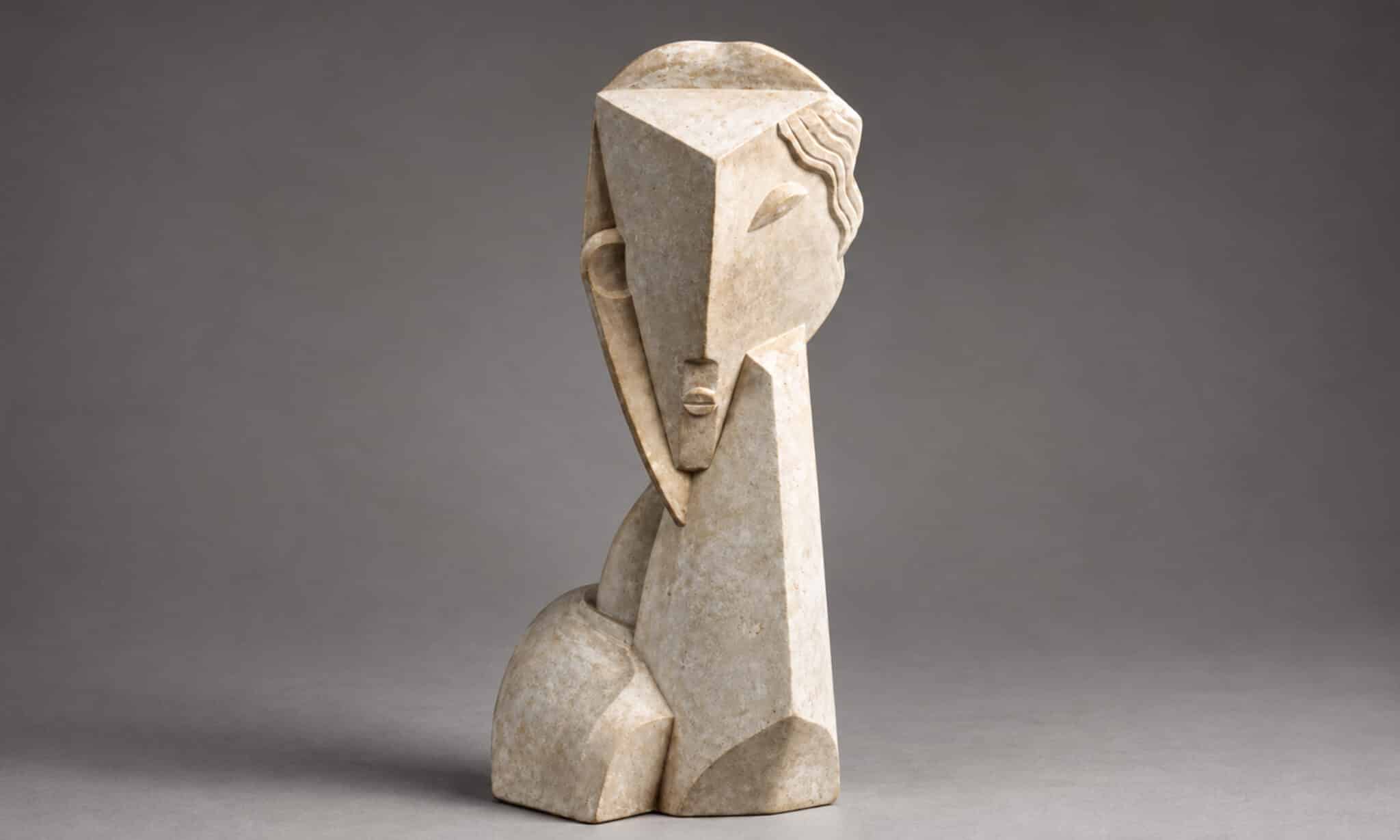 Busto de estilo cubista con rostro humano estilizado, formas geométricas y planos angulares sobre fondo gris.