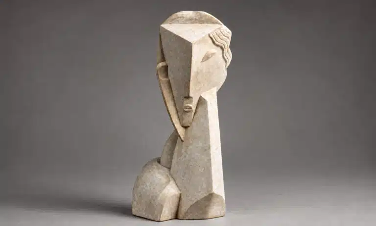 Busto de estilo cubista con rostro humano estilizado, formas geométricas y planos angulares sobre fondo gris.