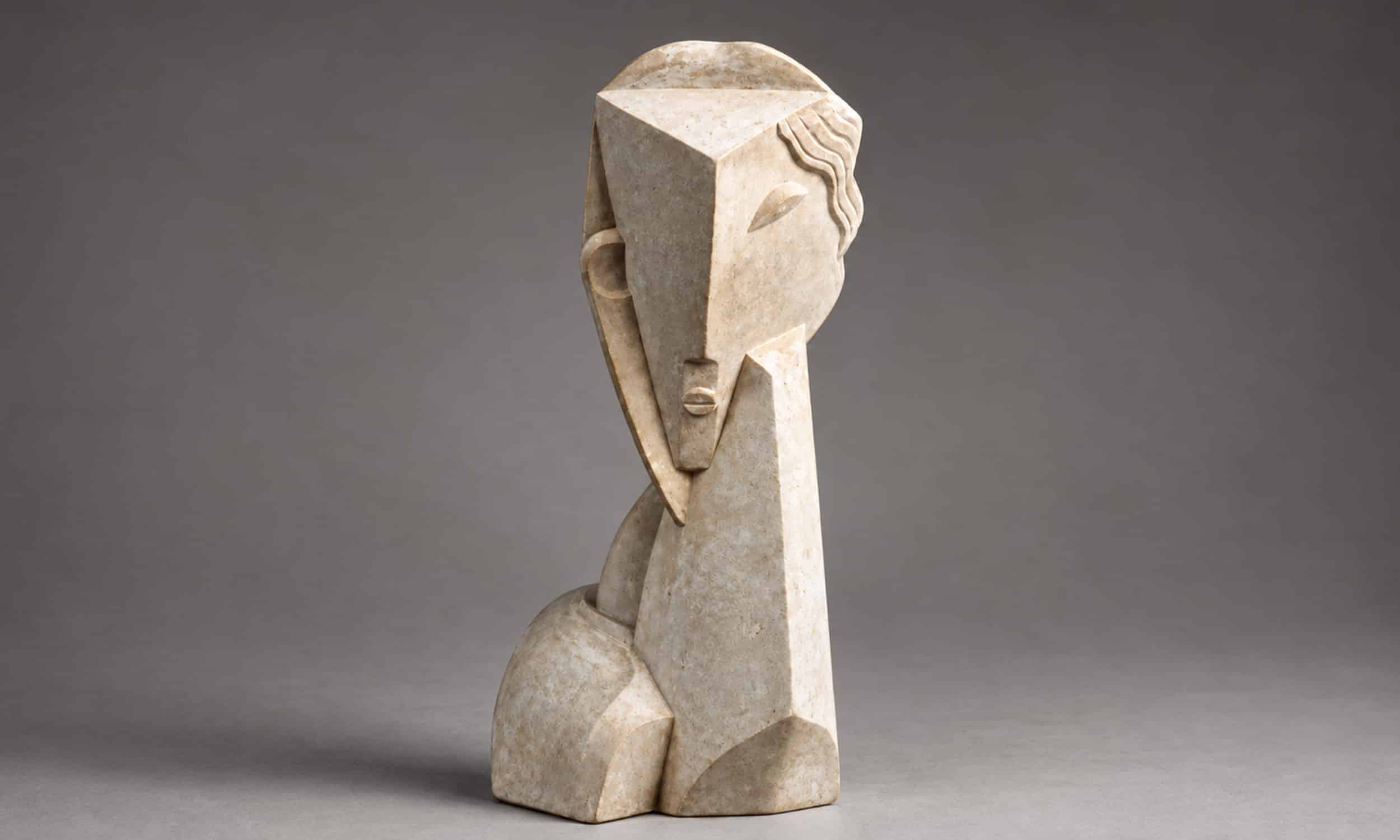 Busto de estilo cubista con rostro humano estilizado, formas geométricas y planos angulares sobre fondo gris.
