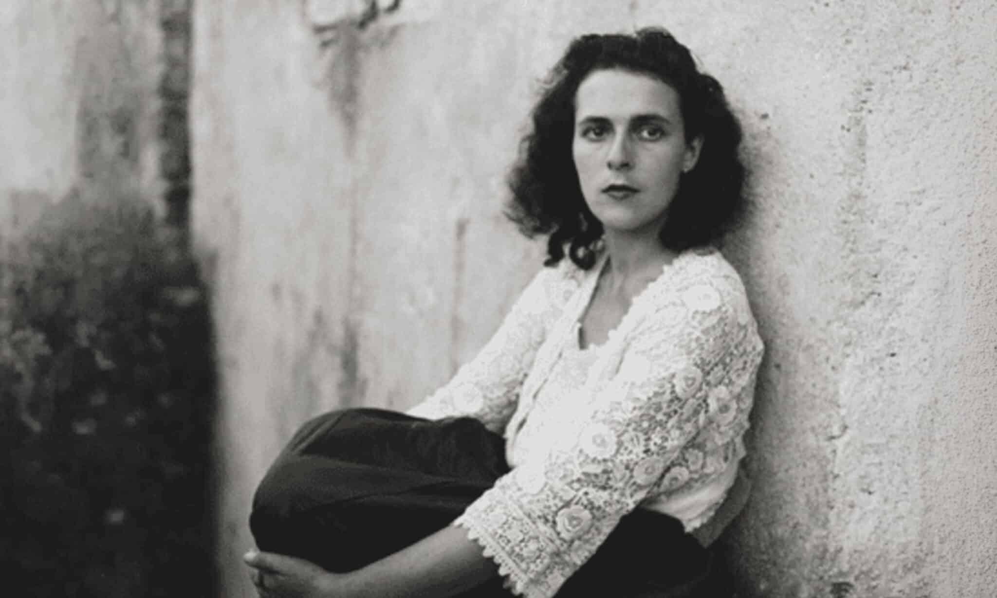 Retrato en blanco y negro de Leonora Carrington, artista surrealista vinculada a la escultura en bronce, la mitología y las figuras híbridas.