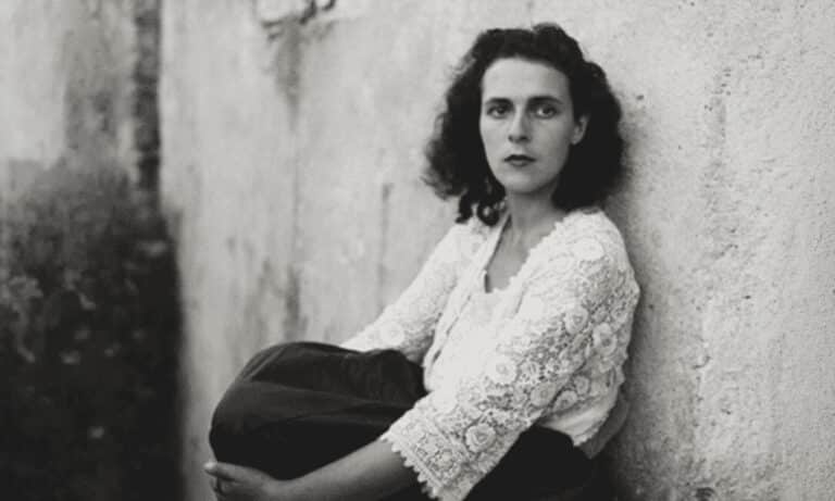 Retrato en blanco y negro de Leonora Carrington, artista surrealista vinculada a la escultura en bronce, la mitología y las figuras híbridas.