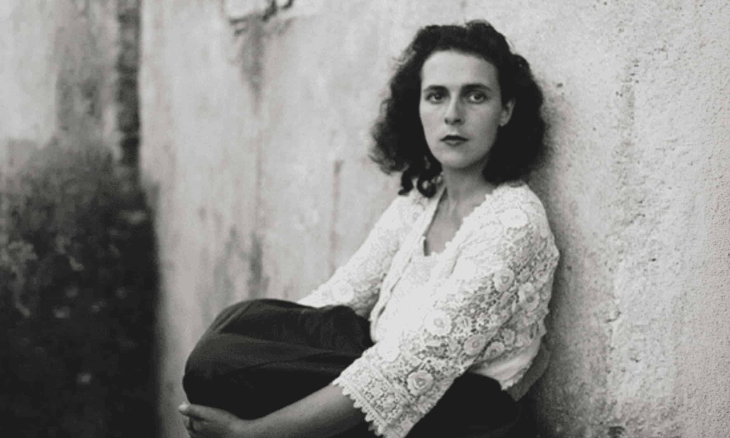 Retrato en blanco y negro de Leonora Carrington, artista surrealista vinculada a la escultura en bronce, la mitología y las figuras híbridas.