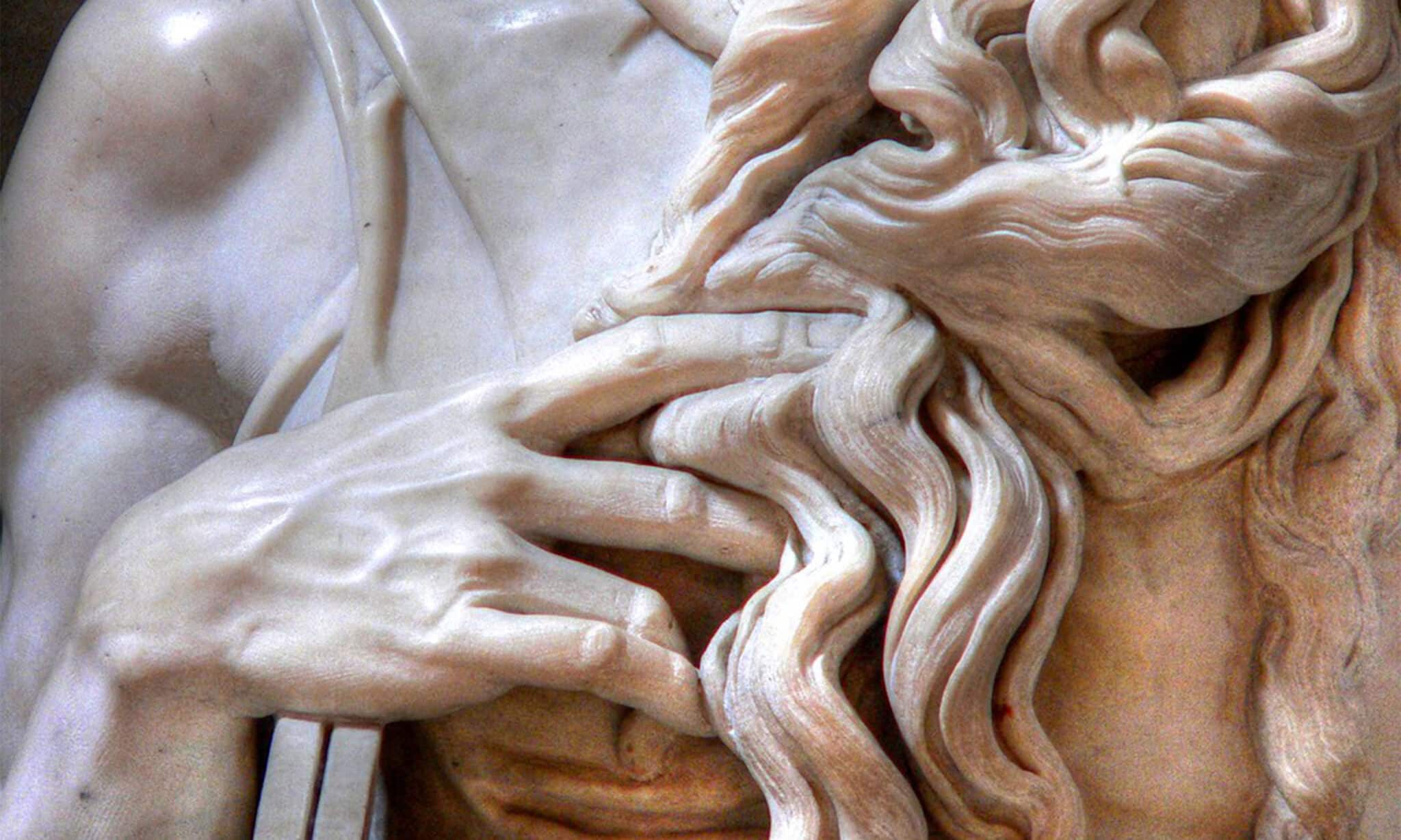 Detalle de la mano y barba del Moisés de Miguel Ángel, ejemplo del realismo y la técnica de la escultura renacentista en mármol