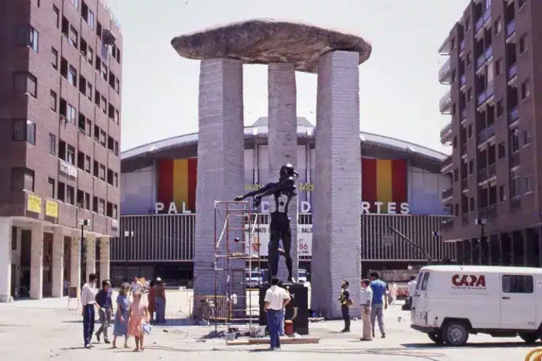 Instalación de "Newton" de Salvador Dalí por Capa Esculturas frente al WiZink Center de Madrid