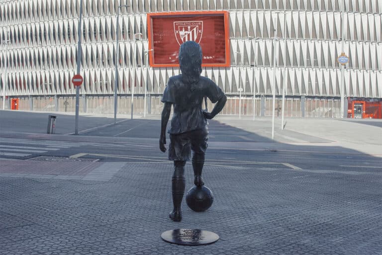 Nahia, a girl who looks forward to San Mamés stadium with hope and courage.