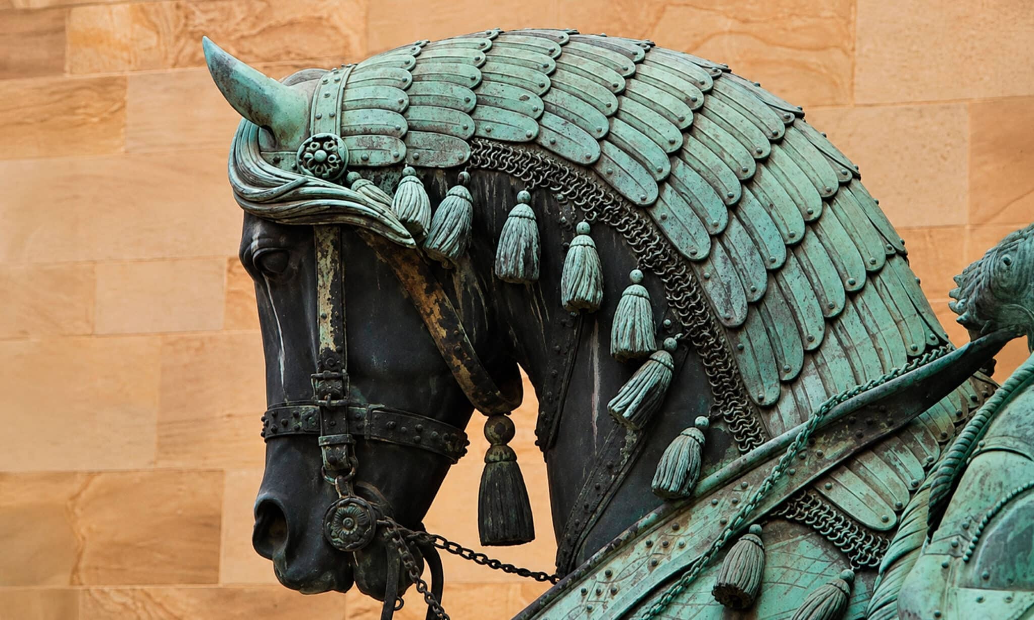 Detalle de una escultura de bronce con pátina verde causada por el proceso natural de oxidación del metal.