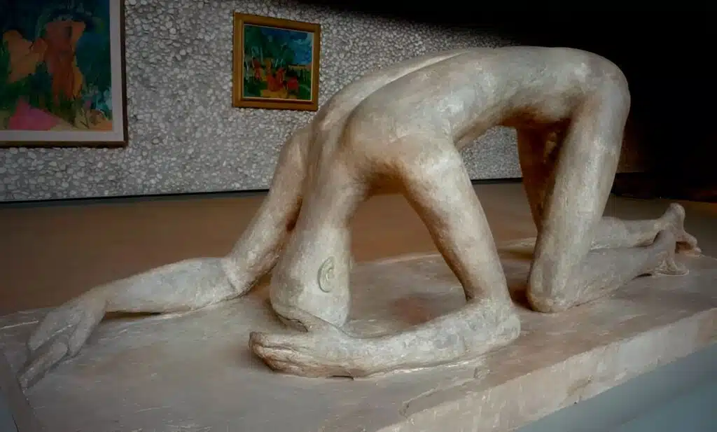 Escultura El Hombre Caído de Wilhelm Lehmbruck en estilo expresionista, representando la desesperanza con un cuerpo alargado y postura derrotada.