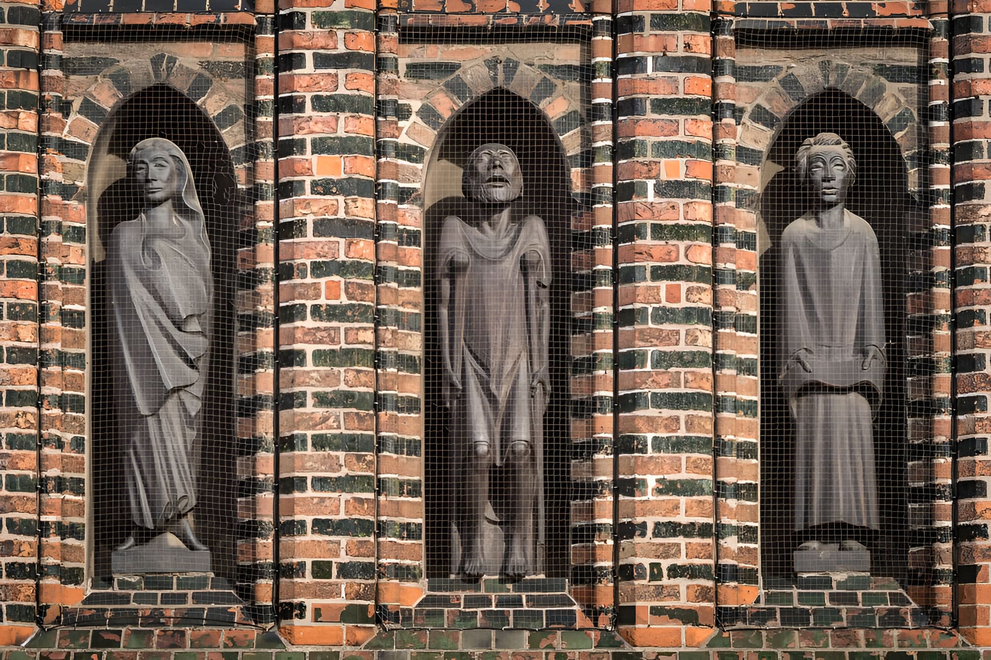 Esta escultura de Ernst Barlach es un ejemplo sobresaliente del expresionismo en escultura, reflejando la angustia y la miseria humana a través de formas alargadas y texturas rugosas.