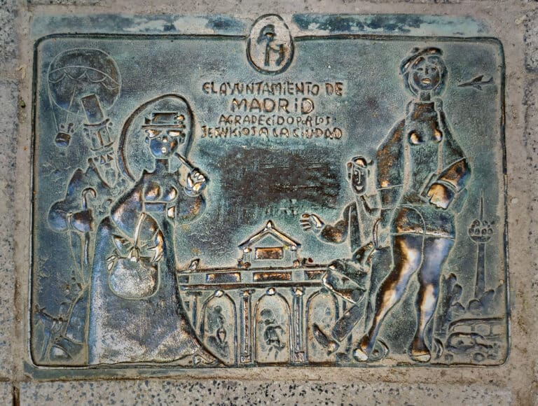 Placa conmemorativa de bronce que adorna la fachada de los comercios centenarios de Madrid