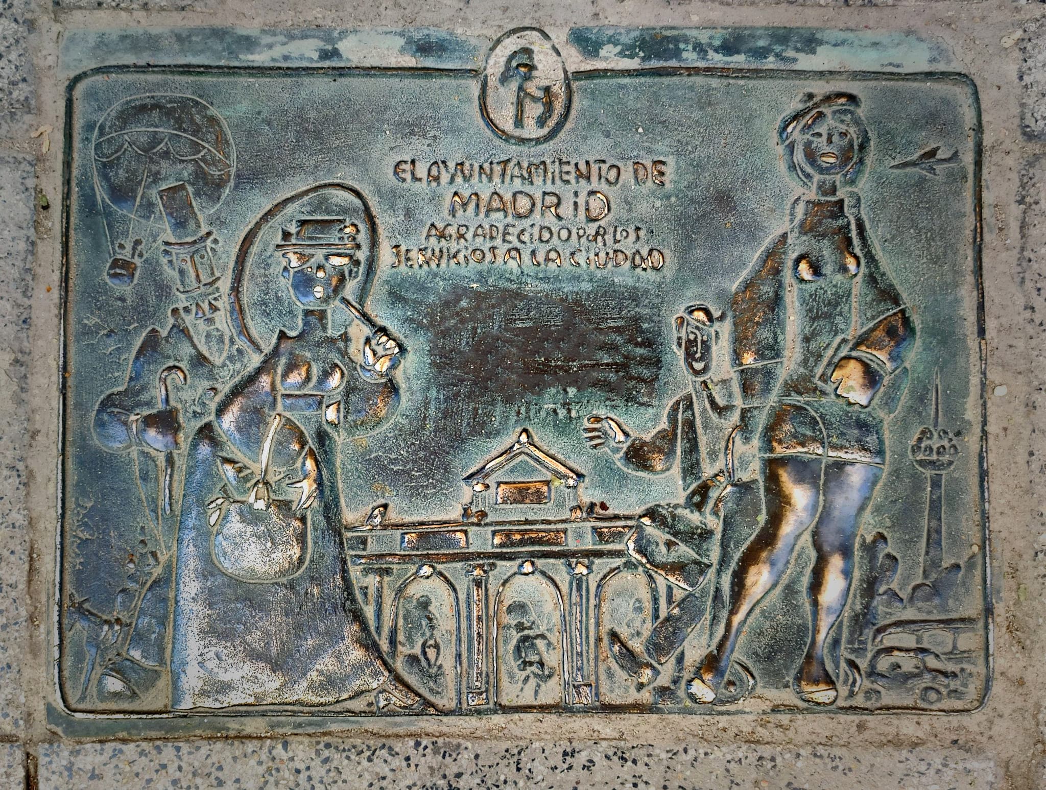 Bronze commemorative plaque that adorns the facade of the centenary stores in Madrid.