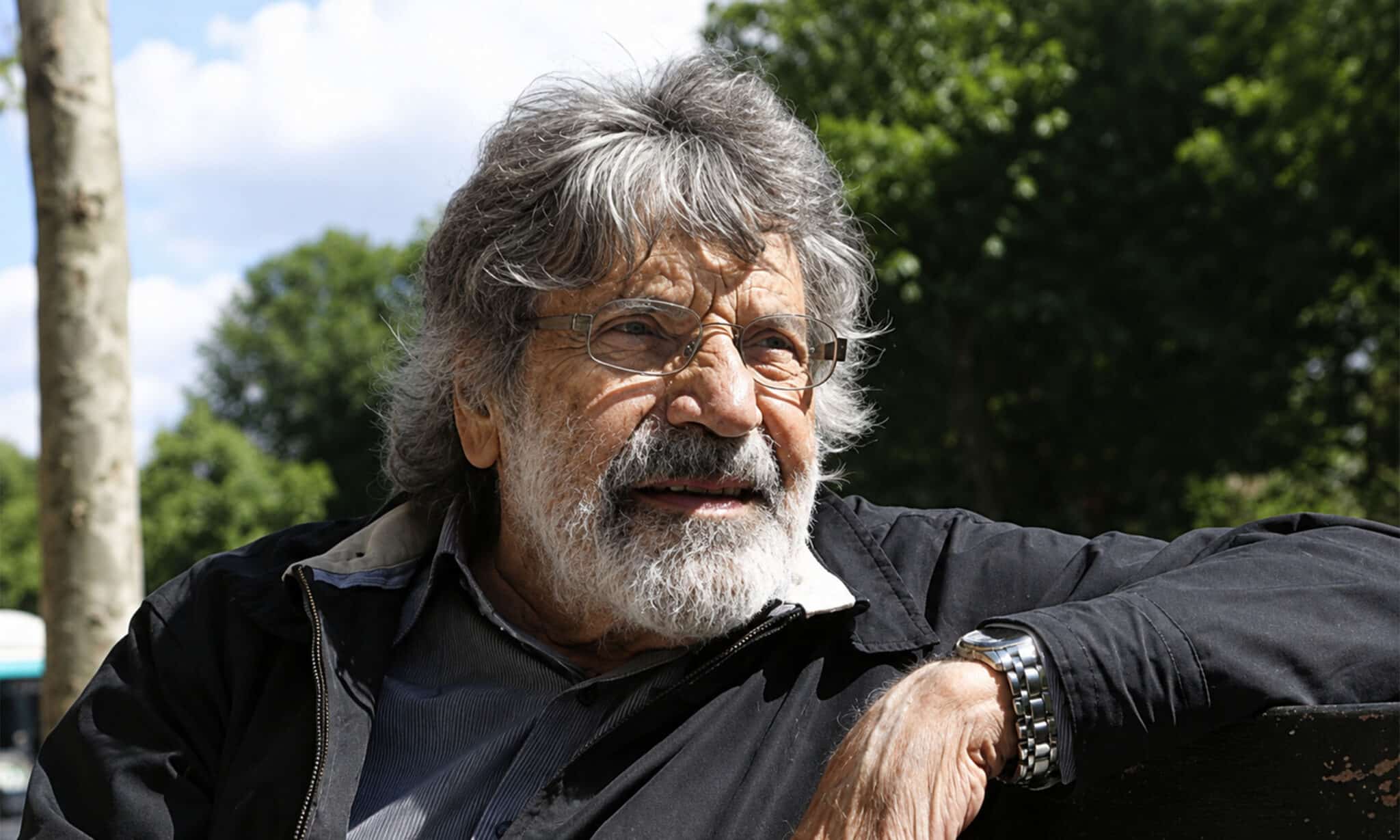 Retrato de un artista vinculado al arte cinético, la percepción visual y el color en movimiento dentro del arte contemporáneo.
