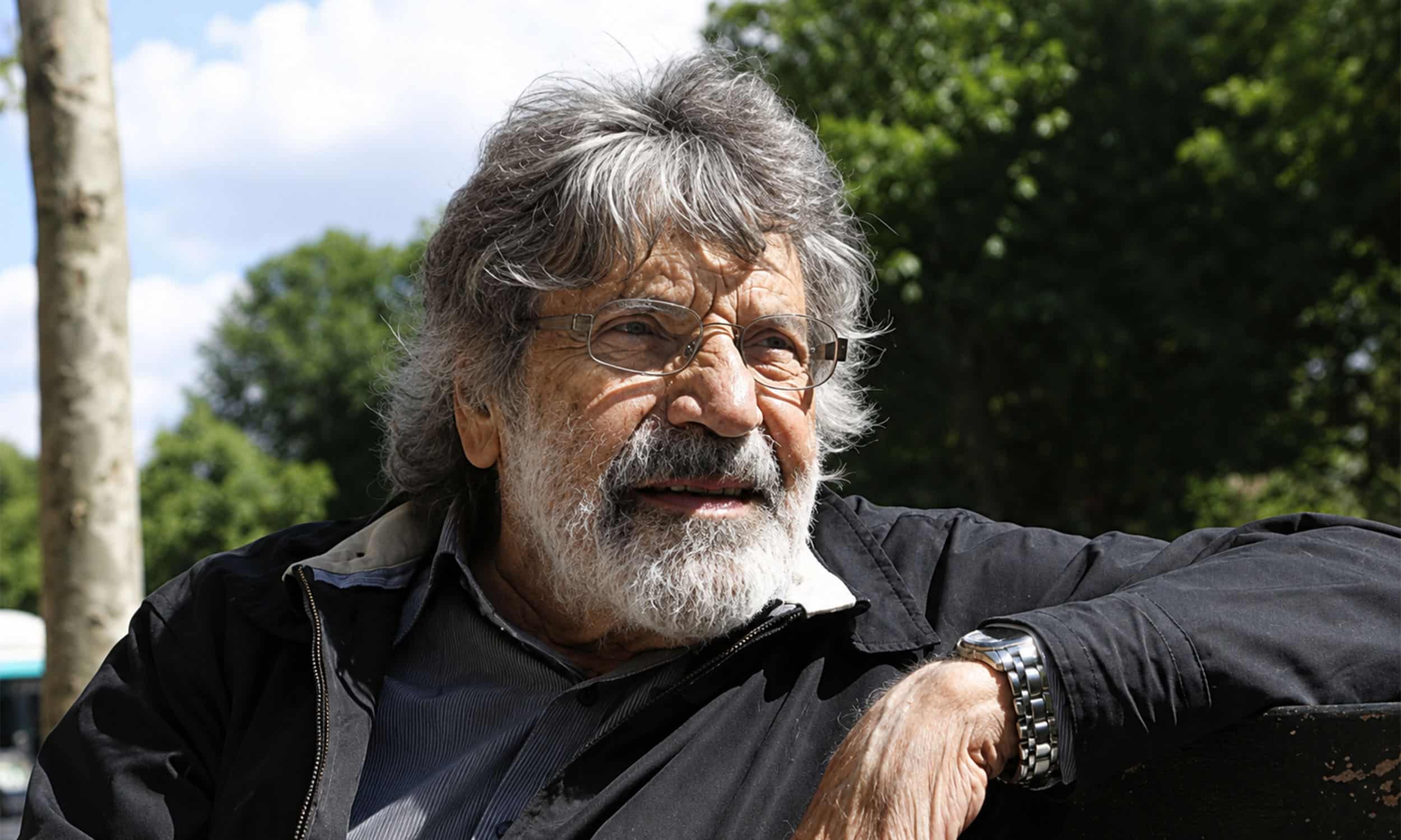 Retrato de un artista vinculado al arte cinético, la percepción visual y el color en movimiento dentro del arte contemporáneo.