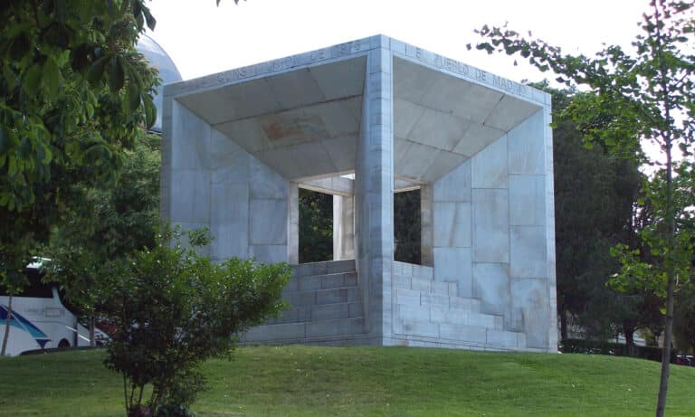 Monumento a la Constitución de 1978 en Madrid, escultura pública de mármol de Macael ubicada en la plaza de Roma.