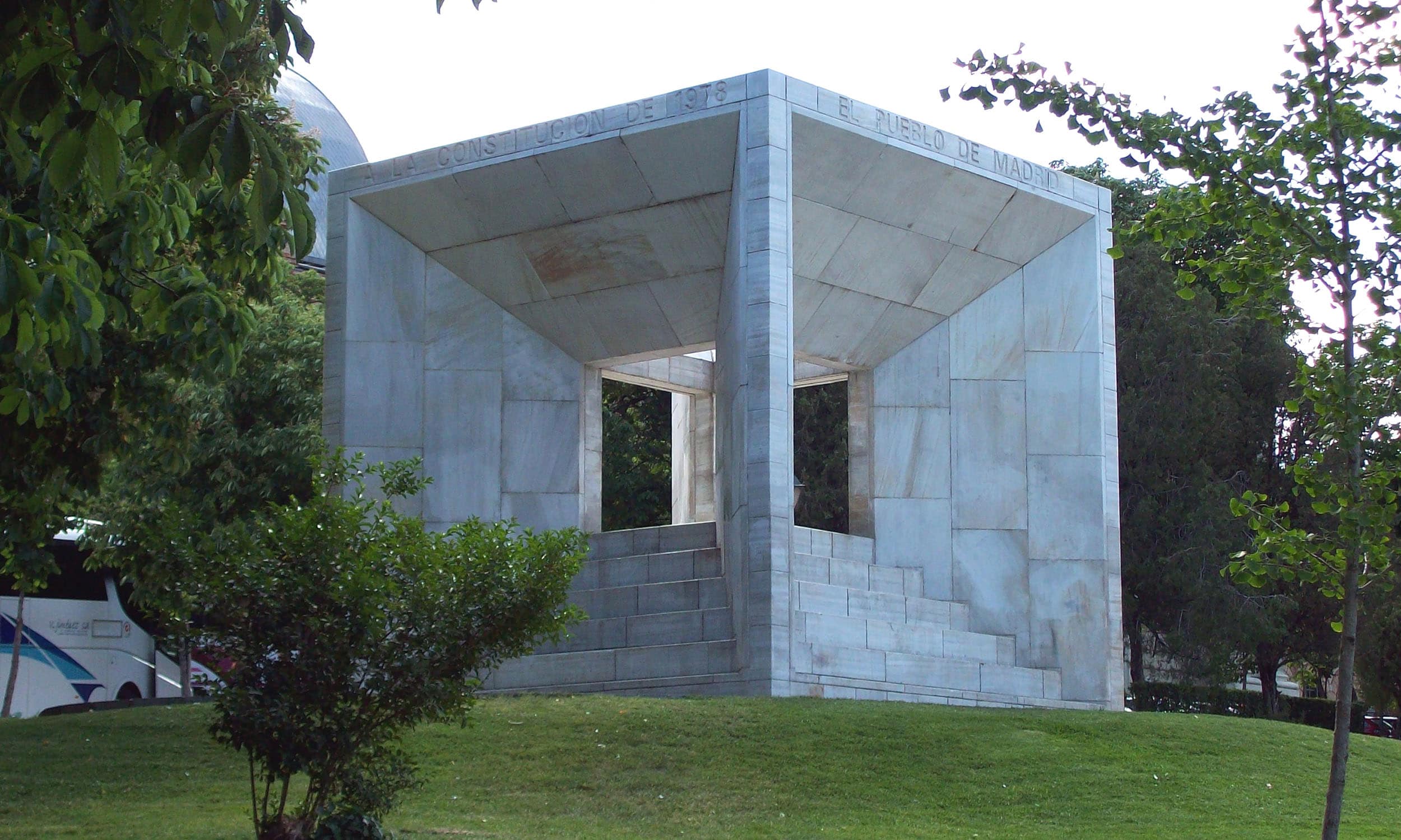 Monumento a la Constitución de 1978 en Madrid, escultura pública de mármol de Macael ubicada en la plaza de Roma.