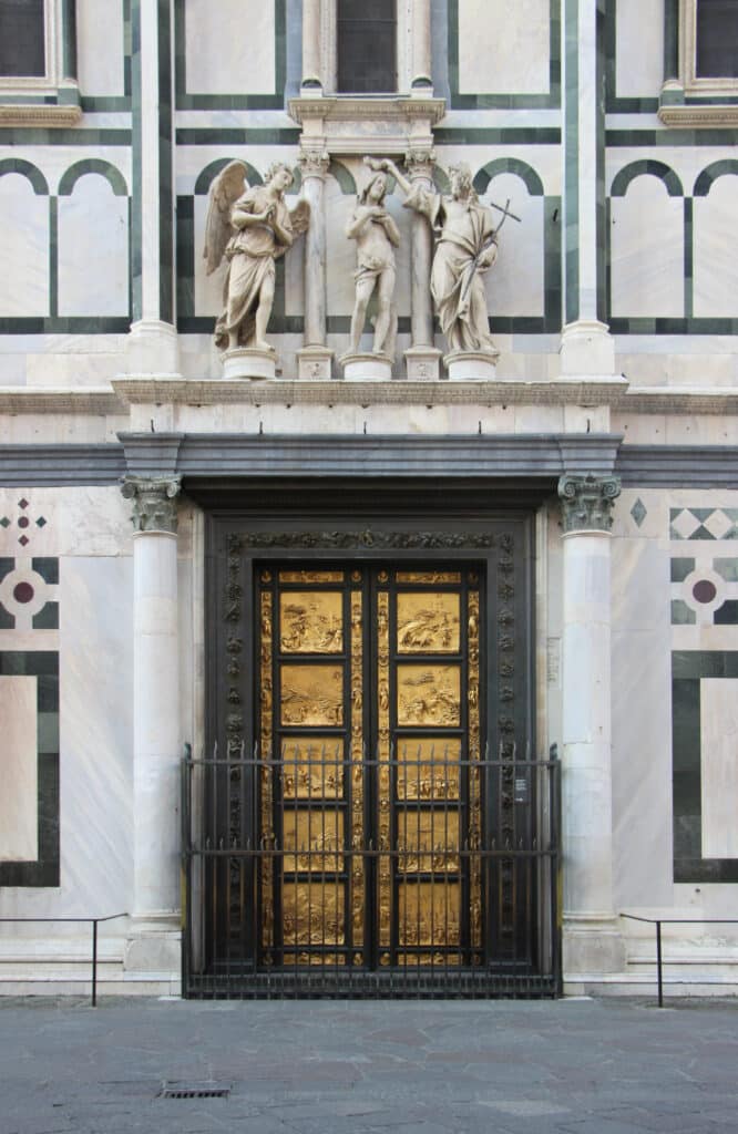 Puertas del Baptisterio de Florencia con relieves dorados de Lorenzo Ghiberti, obra maestra del relieve renacentista.