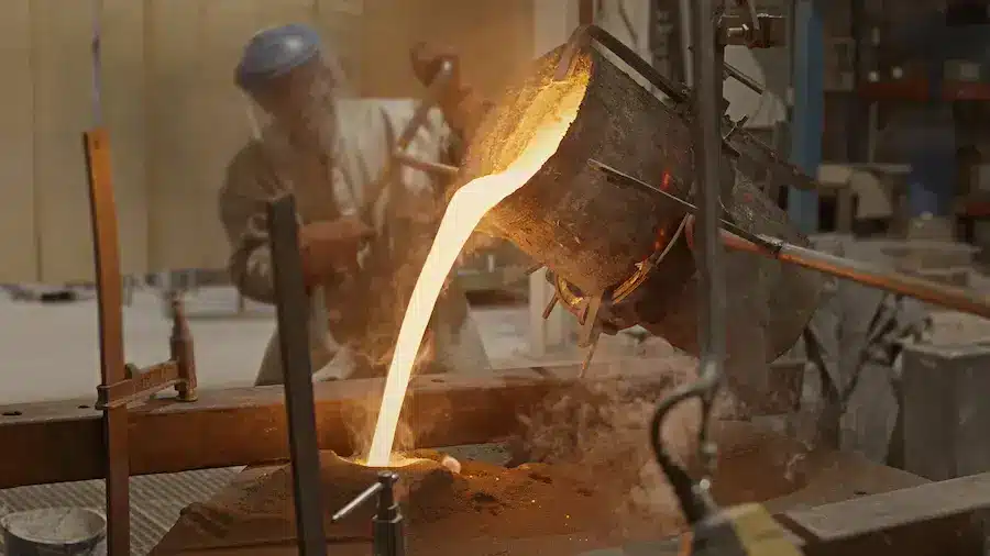 Volcado de bronce líquido en molde de escultura en Capa Esculturas